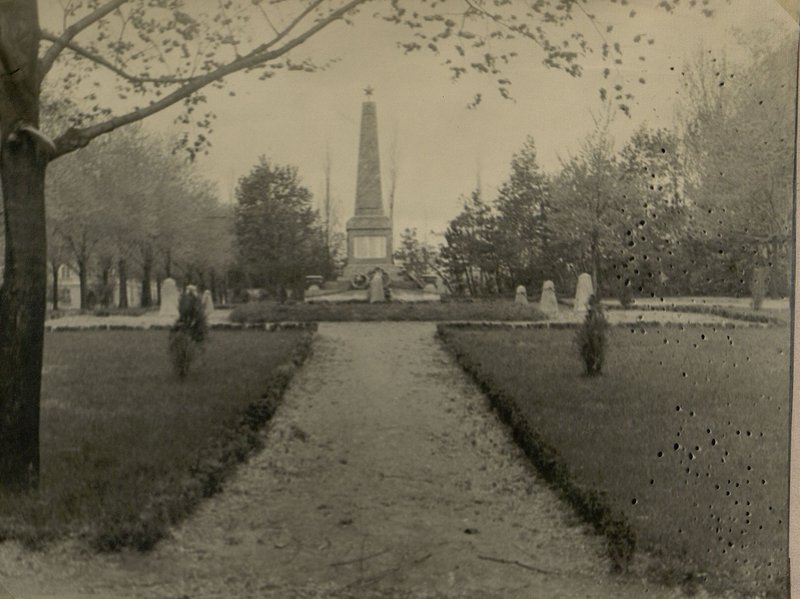 Фотография: г. Эгер. Отдельная братская могила