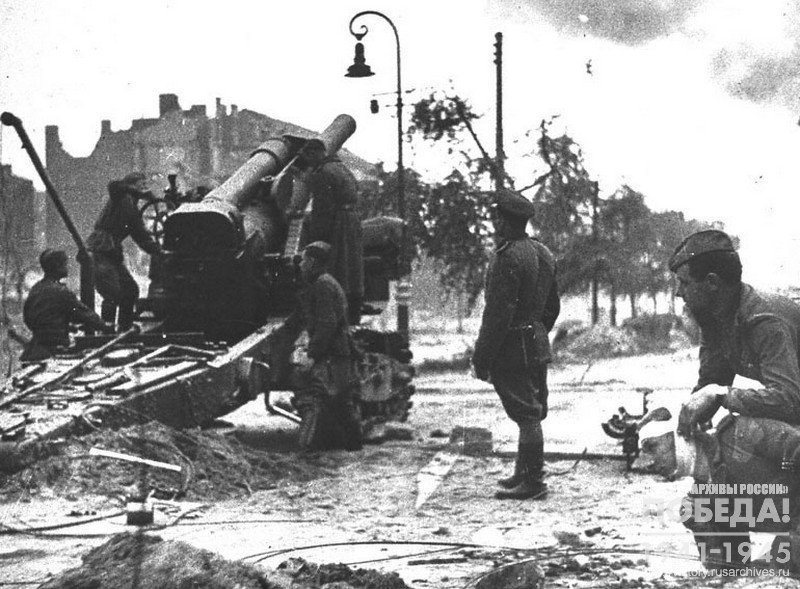 Heavy artillery in one of the street battles