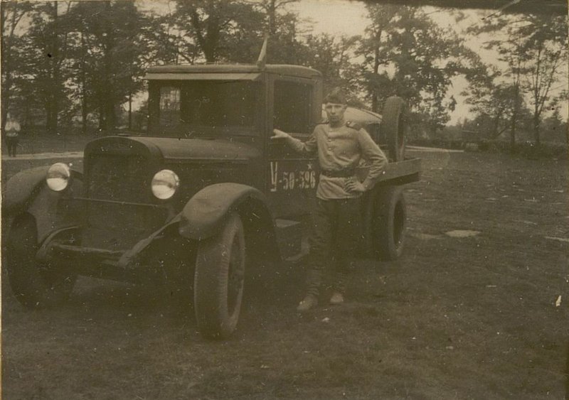 Фотография: Сержант Шумилов Н.П. на своей БЦ перевез 1040 тонн авиа-бензина. Его автомашина прошла 38000 км. без капитальн. и средн. ремонта