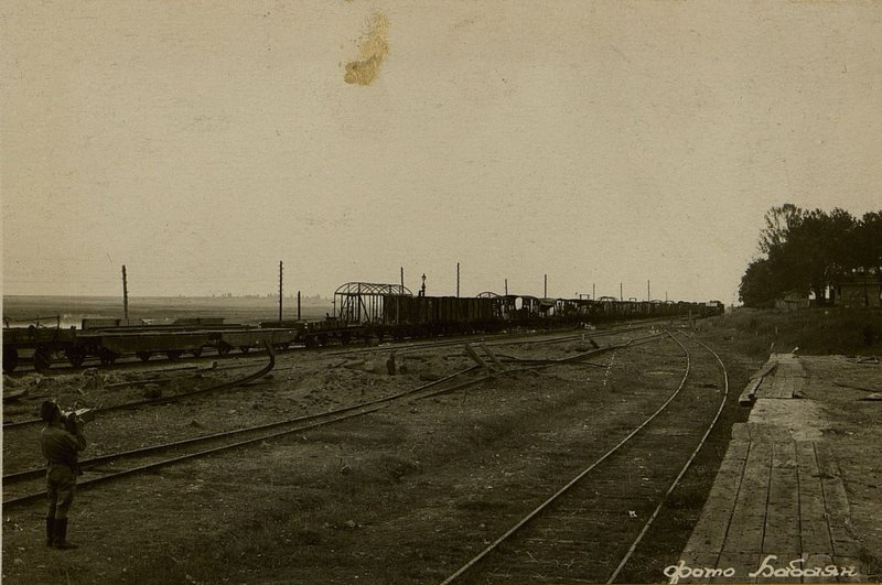 Фотография: Член комиссии старшина Бабаян фотографирует разрушенные бомбометанием железнодорожной пути на ст. Копысь