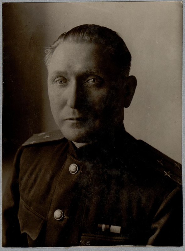 Фотография: Командир 1 автомобильной бригады С.В.Г.К.К.А. (Сухопутных Войск главного командования Красной армии) полковник Гончаров С.Т.