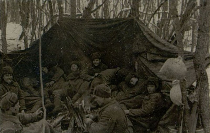 Фотография: Под Шапсугской. Разведчики отдельной разведроты (взвод младшего лейтенанта Евсеенко) на привале у костра