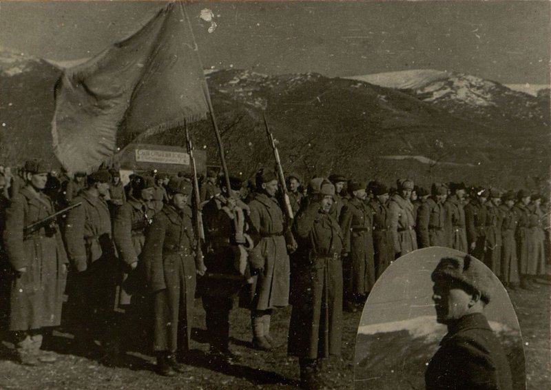 Фотография: Вручение нашей дивизии ордена Красного Знамени 17 февраля 1943 г. На поляне в Широкой щели (между Кабардинкой и Геленджиком) выстроились полки нашей дивизии. Это был торжественный день. Дивизии была вручена награда Родины - орден Красного Знамени