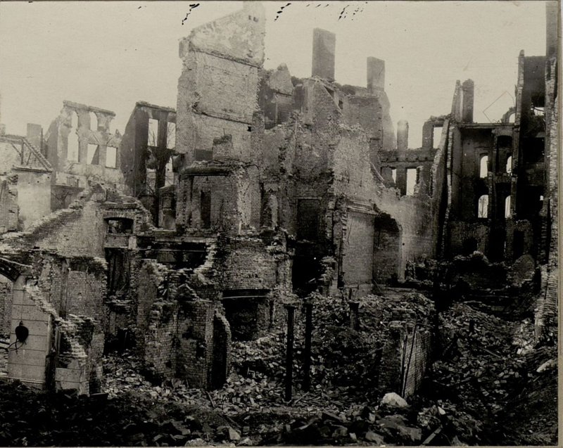 Фотография: Развалины Кенигстрелкового батальонарга после бомбардировочных ударов нашей авиации