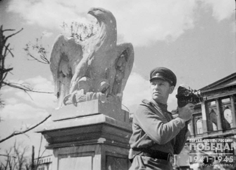 Фронтовой кинооператор Н.А. Вихирев во время проведения киносъемки на одной из улиц г. Берлина