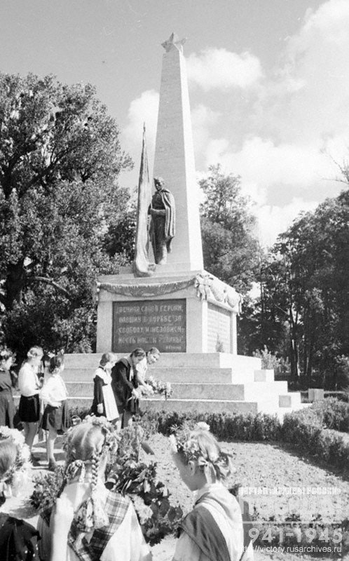 Children at the memorial to the Soviet soldiers who perished for liberation of Belorussia