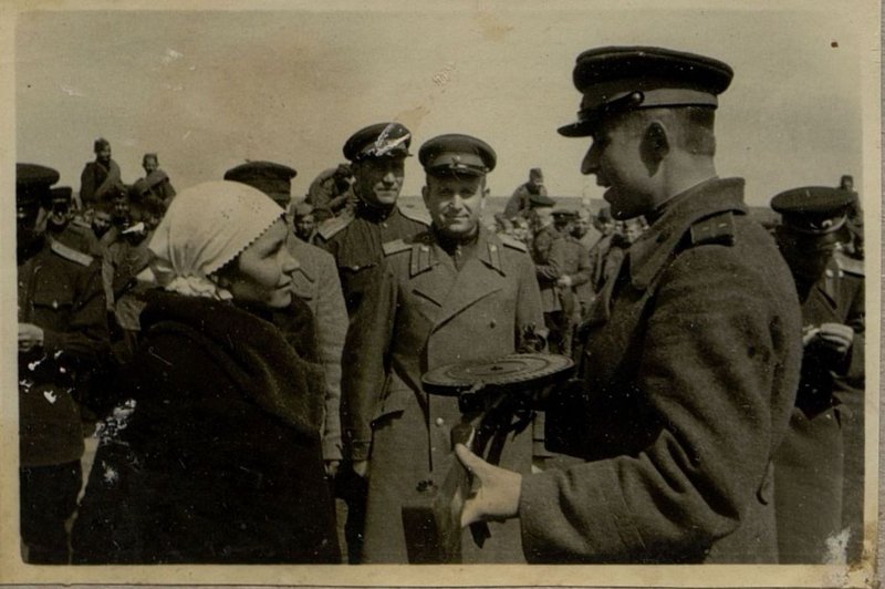 Image: Presentation of weapons to the regiment by the collective farmer Olga Romashko acquired for her personal savings in 1943.