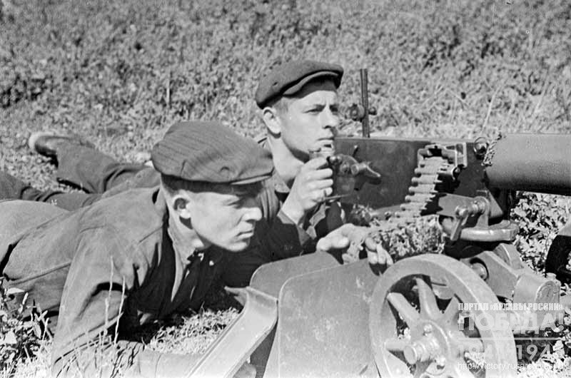 Fighters of the Vsevobuch of Vladivostok train to use a machine gun