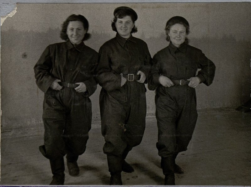 Фотография: Альбом "История 28 автомобильного полка, 1943-1944 гг."