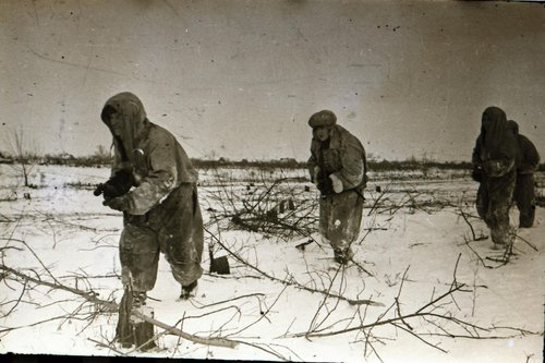 Разведчики ст. сержант Малыхин С., на переднем плане - рядовой А. Поливанов. 8-я армия, 79-я дивизия, 200-й полк