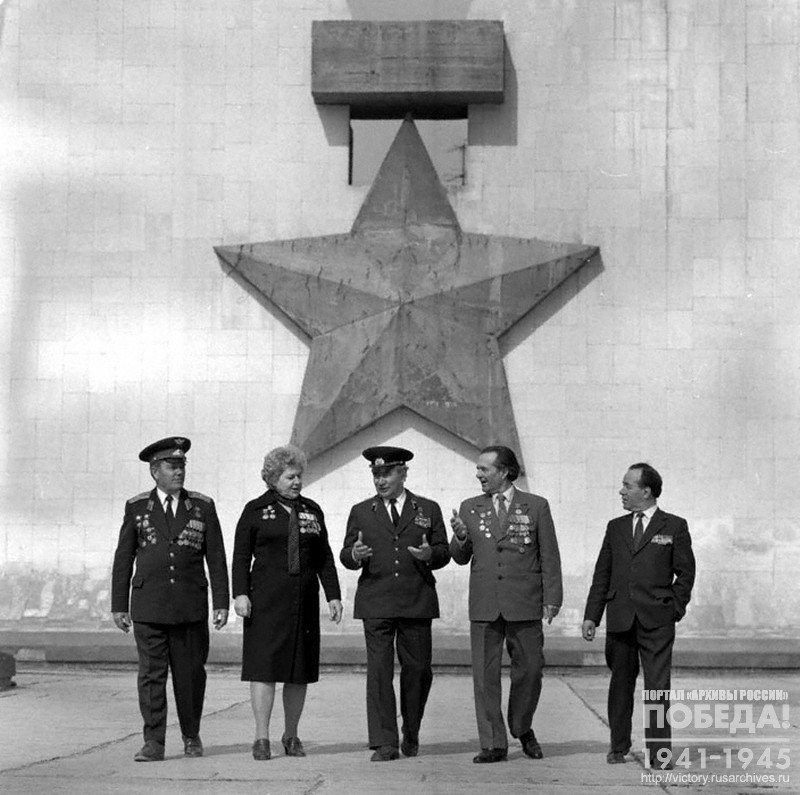 Ветераны Великой Отечественной войны, участники Сталинградской битвы: (слева направо) К.К. Тимченко, А.Д. Молтянина, Герой Советского Союза М.Т. Фальмонов, В.Ф. Прохоренко и Н.С. Федоров у музея-панорамы «Сталинградская битва»