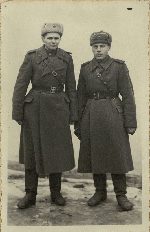 Фотография: Партийные организаторы ПРБ (подвижная ремонтная база)  старший сержант И.Г. Шабуров (слева) и старшина С.В. Доманов