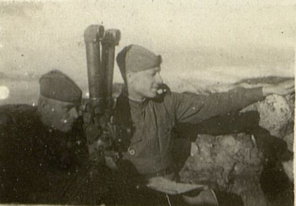 Фотография: Адъютант ст. 2 стрелковго батальона Нога и старший лейтенант Гальченко Н.З. ведут наблюдение с Н.П. за обороной противника