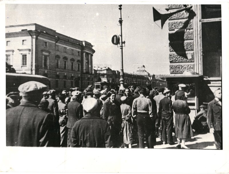 Население слушает правительственное Сообщение о начале войны. 22.06.1941 г. на углу Невского Проспекта и ул. Садовой
