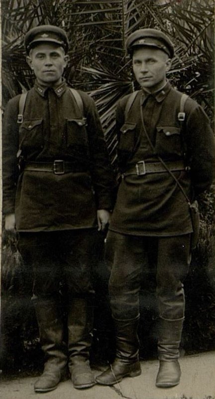 Фотография: Командир 2-й батареи старший лейтенант Татарников, Заместитель командира 2-го дивизиона по политчасти капитан Филоненко - в доме отдыха.