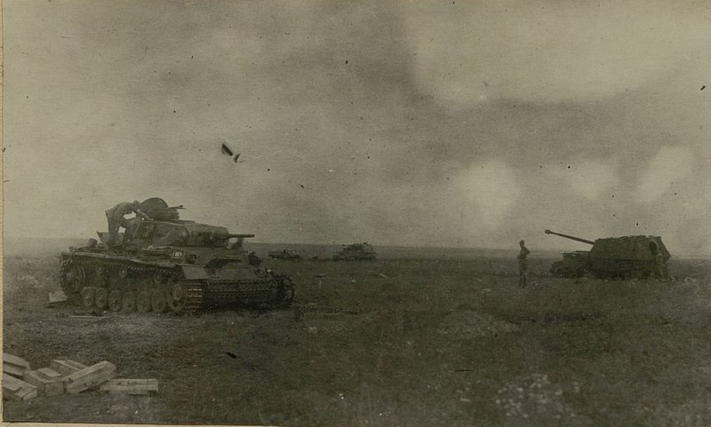 Image: German medium tank and self-propelled gun "FERDINAND" (right), knocked out at heights 257.1 (north) 8.7.43 by direct fire of the 6th battery 642 corps cannon artillery regiments and the 4th battery 540 light artillery regiment of the 5th artillery division of the strategic reserve