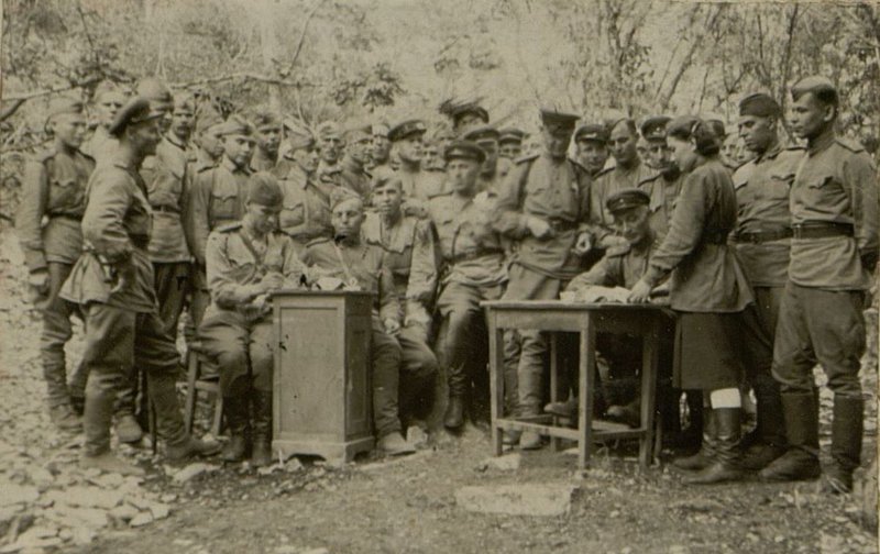 Фотография: После проведения митинга в штабной батарее, Заместитель командира по политической части. Старший лейтенант Воробьев П.П. принимает деньги от ефрейтора Шевченко К.П. подписавшегося на 500 р., внес наличными 250 р.