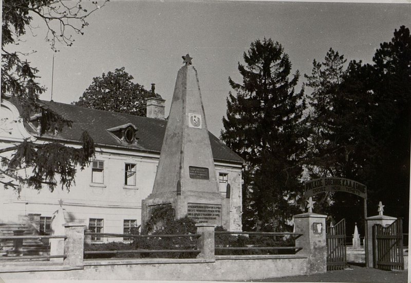 Image: Pazmand. Military cemetery