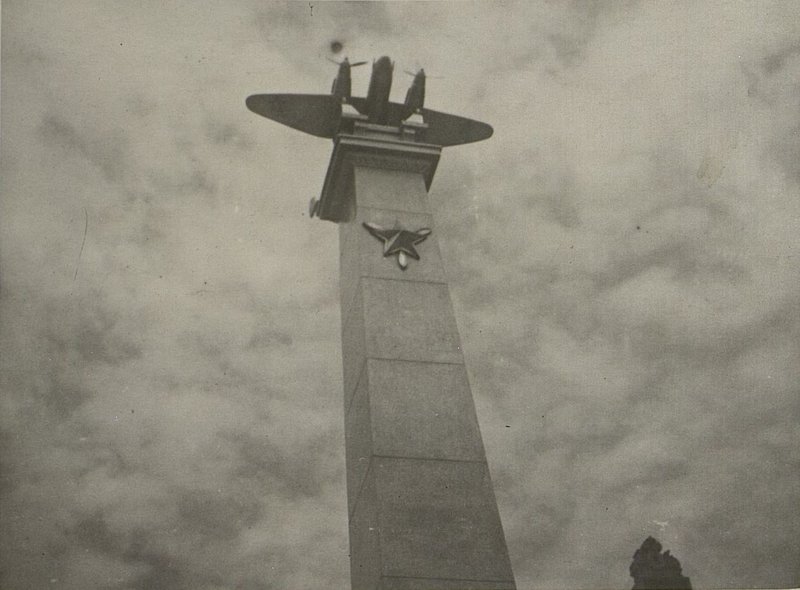Фотография: Памятник, г. Будапешт. Офицерам-летчикам. Открыт 01.05.1945 г.
