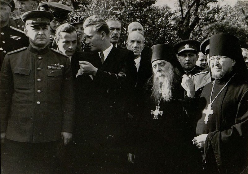 Фотография: Почтить память погибших воинов Советской Армии прибыли член Военного Совета ЦГВ Генерал-полковник тов. Желтов, делегация православной церкви архиепископ Сергий архимандрит Арсений и др.