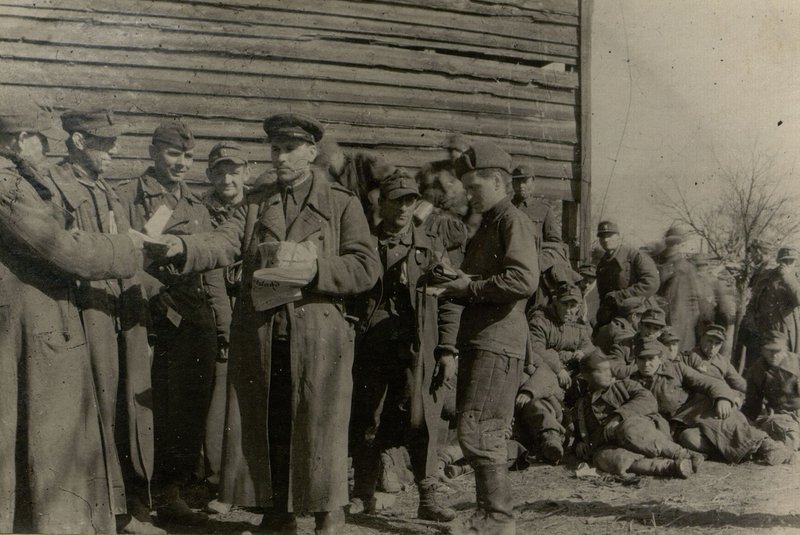 Фотография: Инструктор Политотдела 174 стрелковой дивизии по разложению войск противника старший лейтенант Старикович готовит группу военнопленных к заброске на сторону противника. Пленные немецкие солдаты пойдут в свои подразделения, чтобы привести с собой на нашу сторону немецких солдат, желающих сдаться в плен