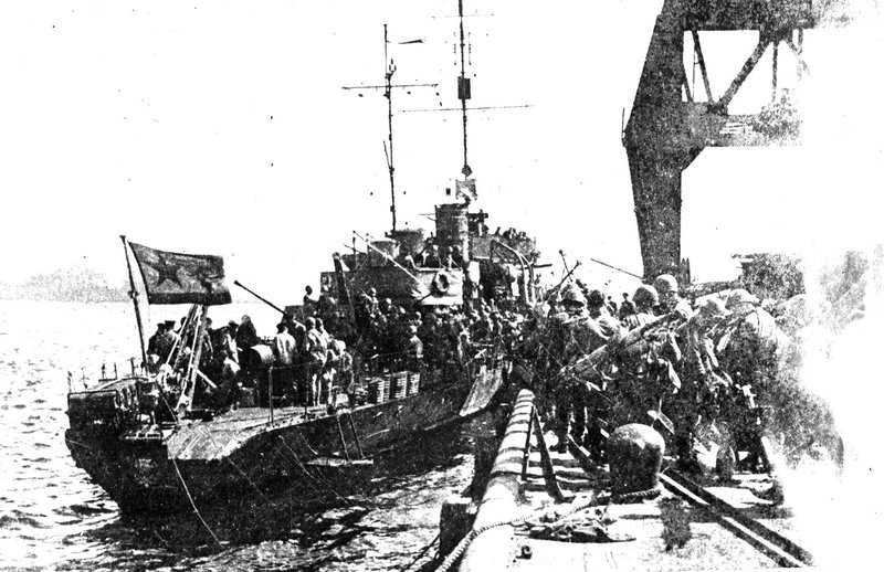 Escort ship "Metel" of the Pacific Fleet takes on board the troop of Marines