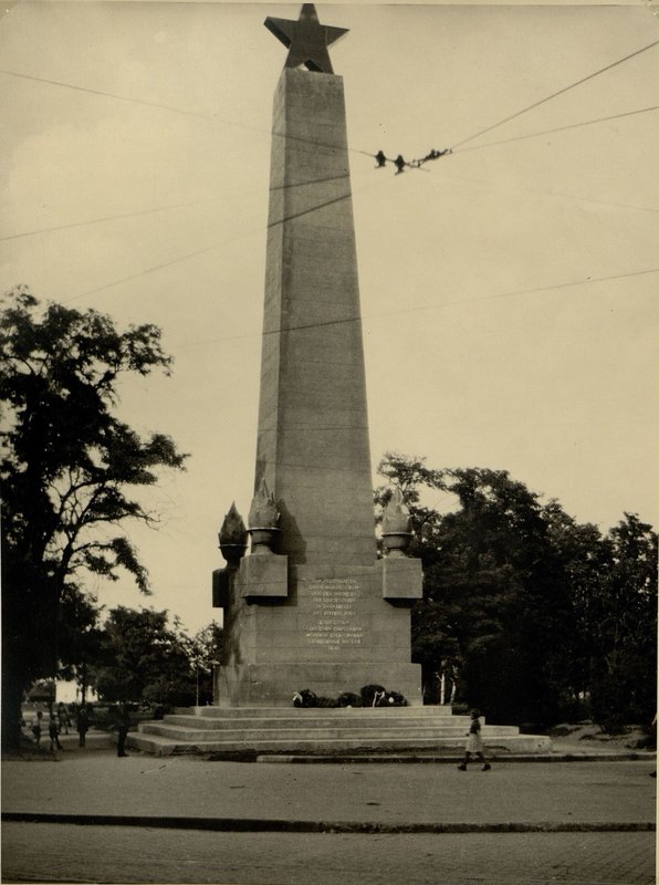 Image: Monument to the valiant Soviet paratroopers from grateful residents of Vienna (2nd district)