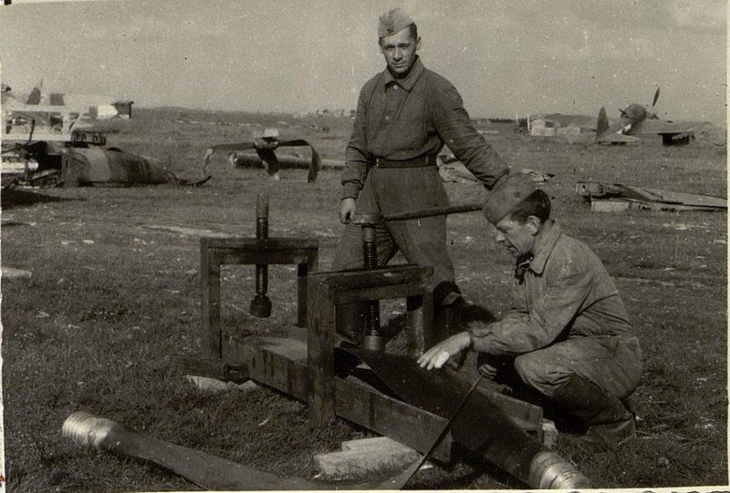 Фотография: Старший техник-лейтенант Могилевский, ефрейтор Погневая позицияов, ефрейтор Самвольский ремонтируют металлические винты
