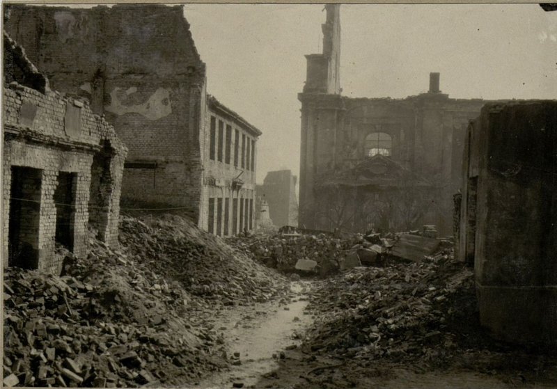 Фотография: Развалины Кеемгстрелкового батальонарга после бомбардировочных ударов нашей авиации