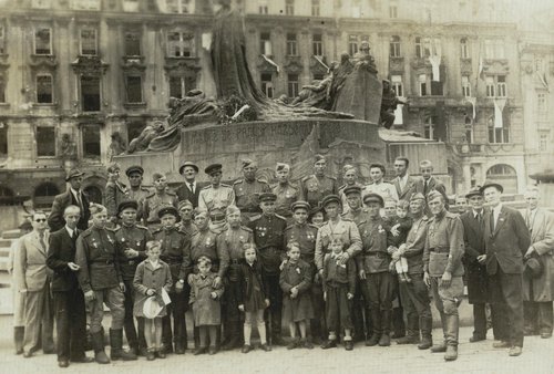 Чины Красноградско-Пражской дивизии на экскурсии в Праге. 4-й справа в верхнем ряду -  гвардии старший сержант М.Г. Москаленко