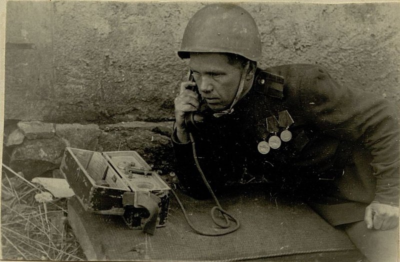 Фотография: "Связь - нерв армии, - говорит Старшина Платонов, - безе нее нет управления боем"