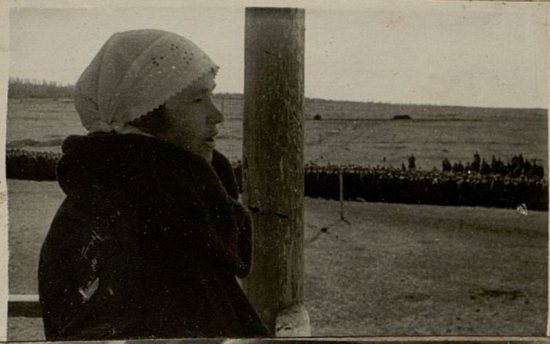 Фотография: Вручение оружия О.Д. Ромашко