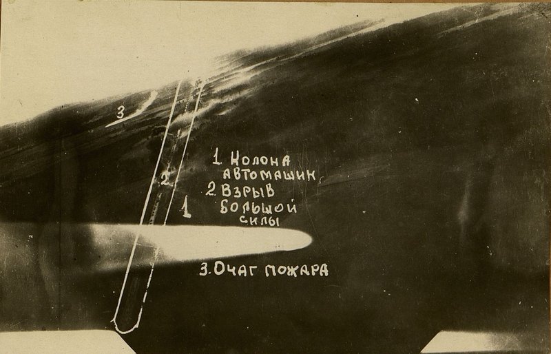 Фотография: Отходящая колонна противника на шоссе Могилев-Минск в районе Пост. В центре колонны виден взрыв большой силы - результат прямого попадания бомбы (фотоконтроль)