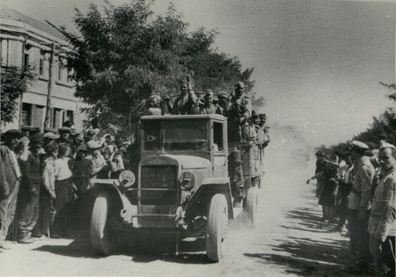 Фотография: Генерал-полковник товарищ Бюрюзов вручает ордена Советского Союза болгарским генералам и офицерам