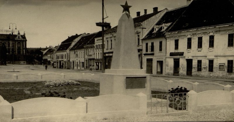 Фотография: Братская могила на площади г. Мистельбах