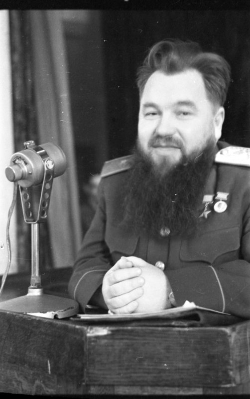 «Бывший командир 1-й Украинской партизанской дивизии им. С.А. Ковпака Герой Советского Союза генерал-майор П.П. Вершигора выступает в радиостудии.»