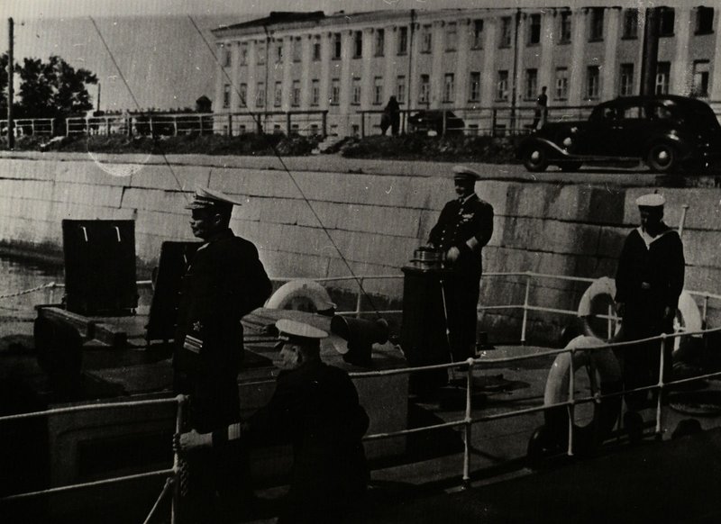 Нарком ВМФ СССР, главнокомандующий ВМФ СССР, адмирал флота Н.Г. Кузнецов (2-й справа) на катере