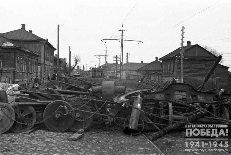 Баррикады на одной из улиц Тулы в дни обороны