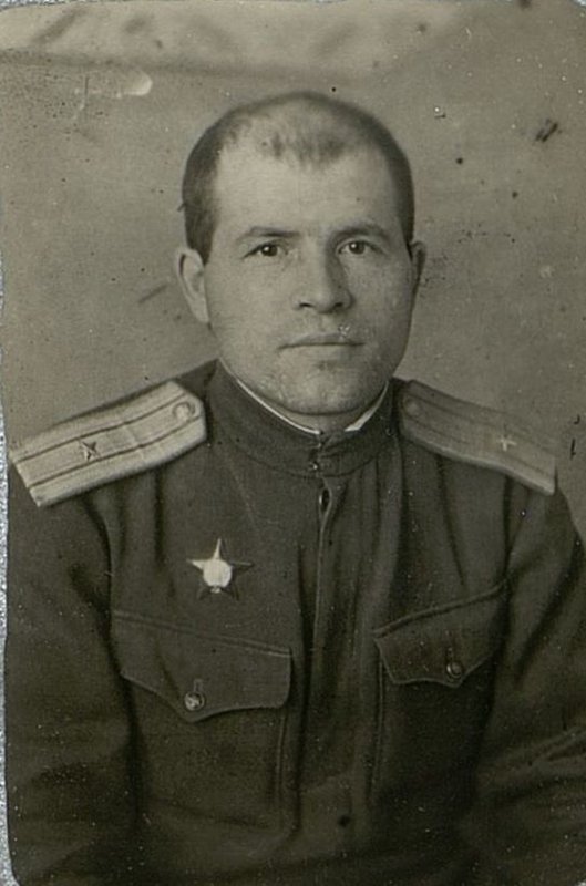 Фотография: Старший инструктор по учету коммунистом полит отдела 35 армии майор Петров А.А.