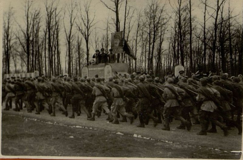 Фотография: Парад 1 мая 1944 г.