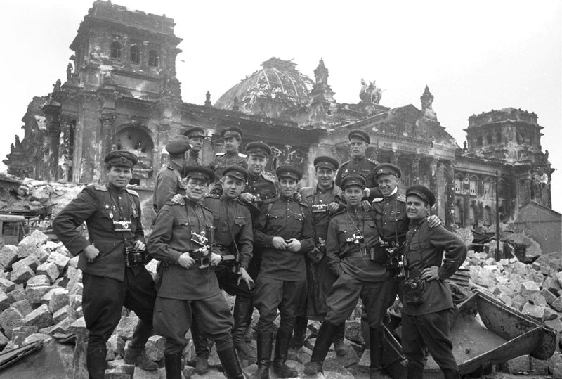 Военные корреспонденты у Рейхстага. Май 1945 г.