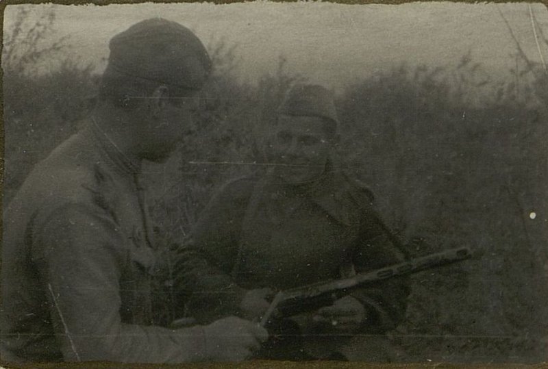 Фотография: Парторг роты товарищ Дроздов дает задание коммунисту товарищ Голодный