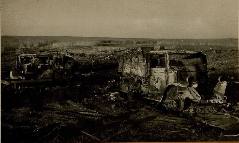 Фотография: Три автомашины, разбитые пулеметно-пушечным огнем на проселочной дороге в районе Сеньково (3км. южнее шоссе Могилев-Минск)