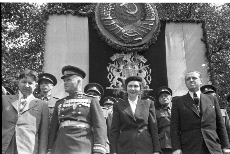 «Открытие памятника советским танкистам в Праге. Третий слева — генерал-полковник Д.Д. Лелюшенко.»