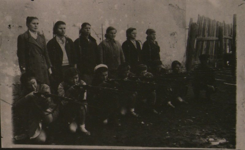Komsomol girls of Voronezh mechanical factory study military Affairs. 1942