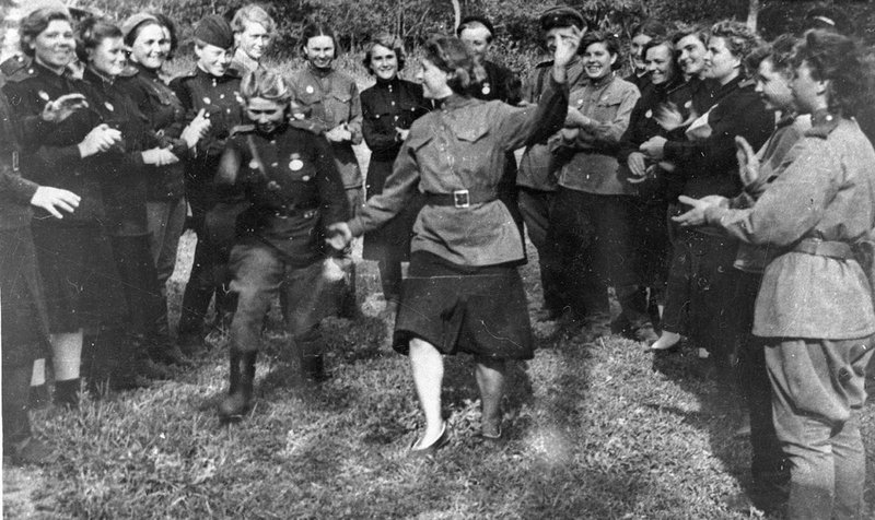 В минуты отдыха. Летчицы 46-го женского авиационного полка Таманской дивизии