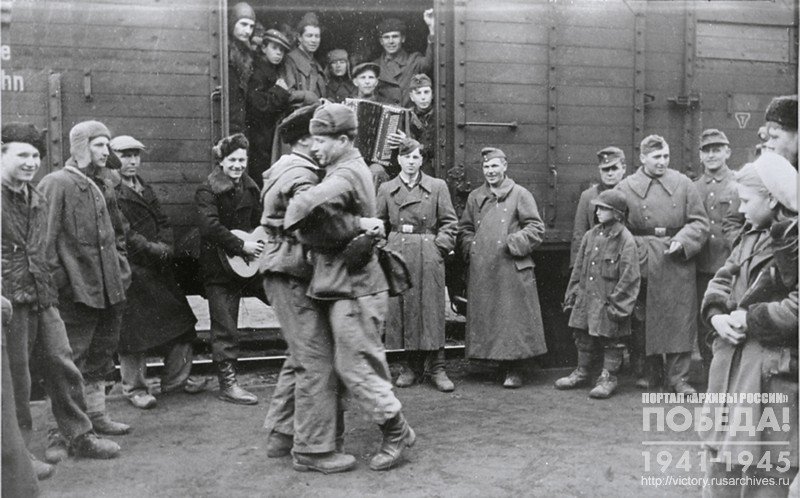 Belarusians who joined the German army say goodbye to their relatives at the Bobruisk station before leaving for Germany