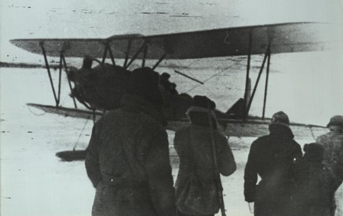 Летчик самолета У-2 Тарасов Иван Лукьянович (третий справа) 1-й партизанской эскадрильи 105-го гвардейского авиаполка вывоз