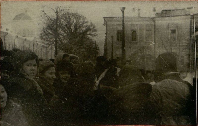 Image: City of Kalinin. Residents of the city talk with our soldiers and commanders