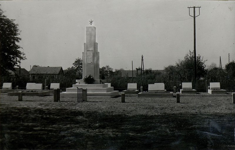 Фотография: г. Баладермат. Общий вид воинского кладбища